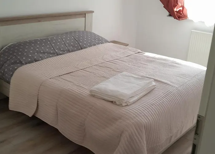 Coresi, Camil Petrescu 5, 2 Apartment, Sleeps 5 * Braşov